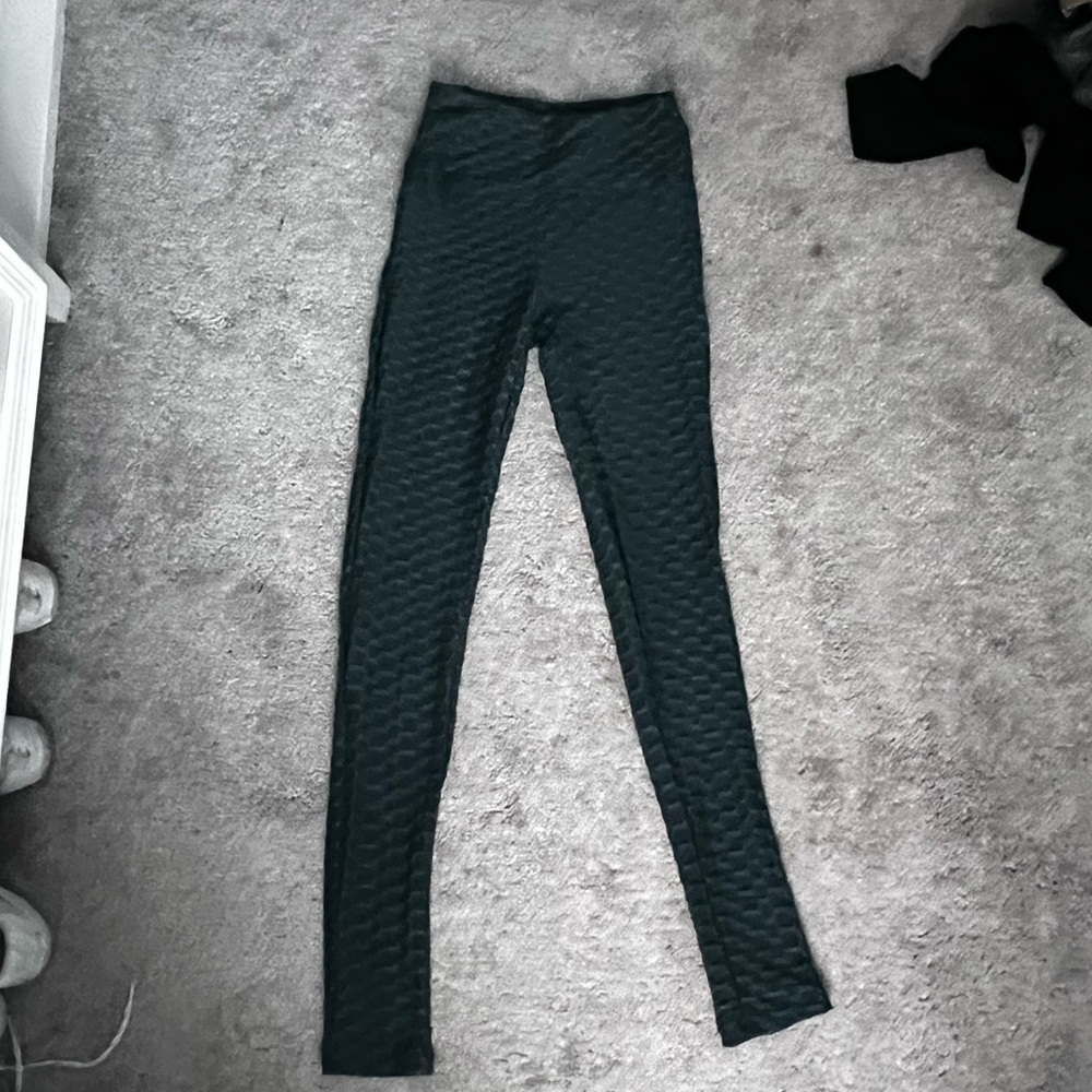 green textured leggings